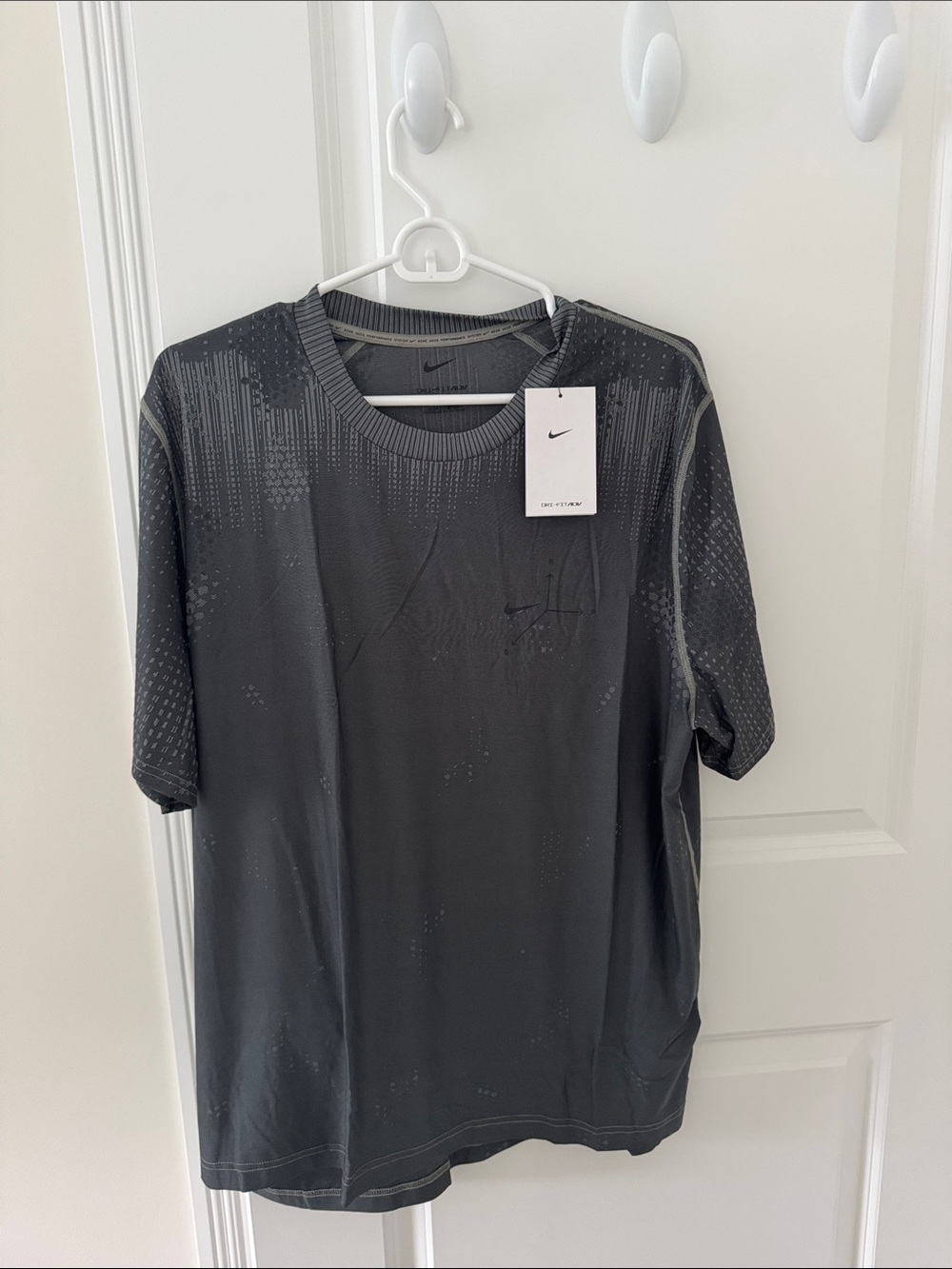 Nike Men’s Black Short-Sleeve Training Tee with Subtle Pattern